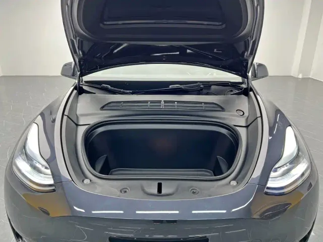 Tesla Model Y — Фото автомобиля 26