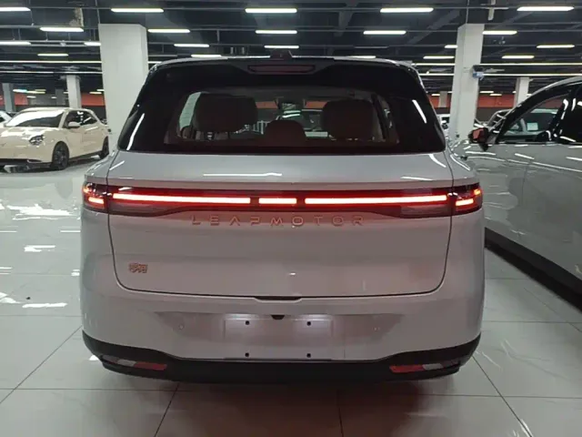 Leapmotor B10 — Фото автомобиля 5