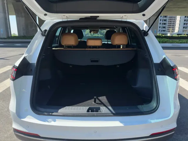 Geely Galaxy Starship 7 EM-i — Фото автомобиля 9