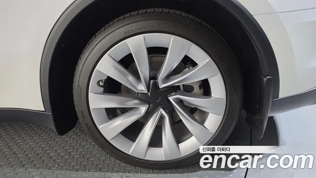 Tesla Model Y — Фото автомобиля 20