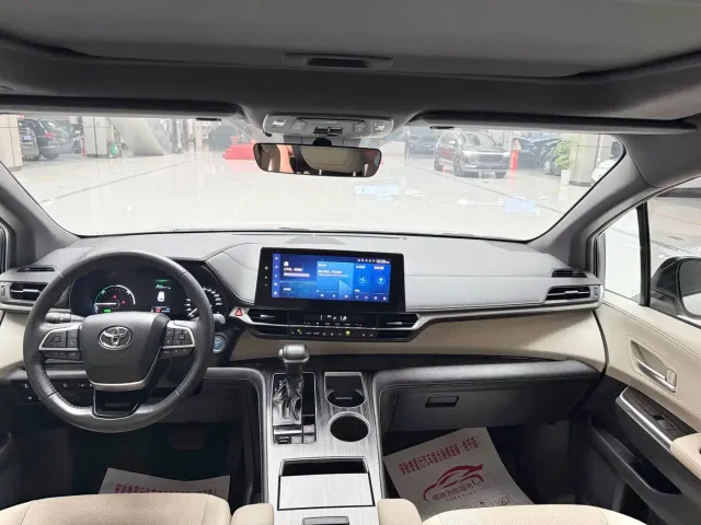 Toyota Sienna — Фото автомобиля 13