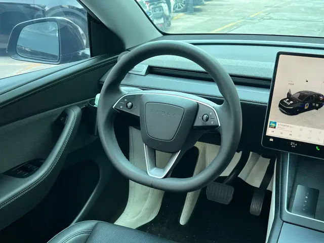 Tesla Model Y — Фото автомобиля 10