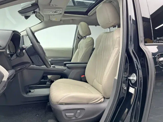 Toyota Sienna — Фото автомобиля 14