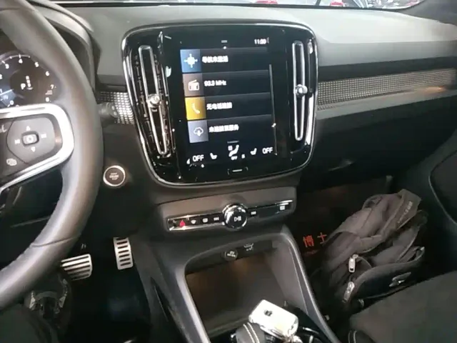 Volvo XC40 — Фото автомобиля 12