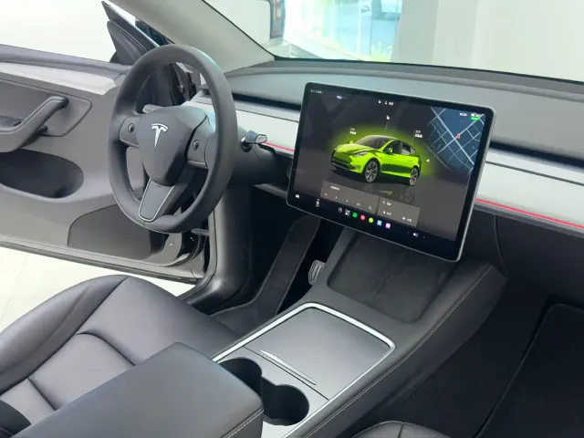 Tesla Model Y — Фото автомобиля 13