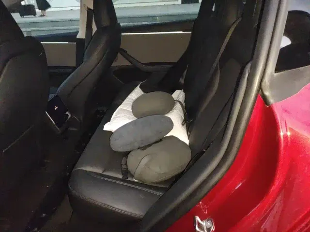 Tesla Model 3 — Фото автомобиля 13