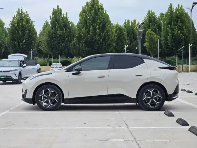 Lynk & Co Z20 — Фото автомобиля 5
