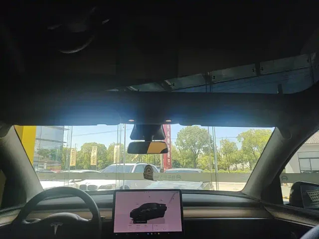 Tesla Model Y — Фото автомобиля 13