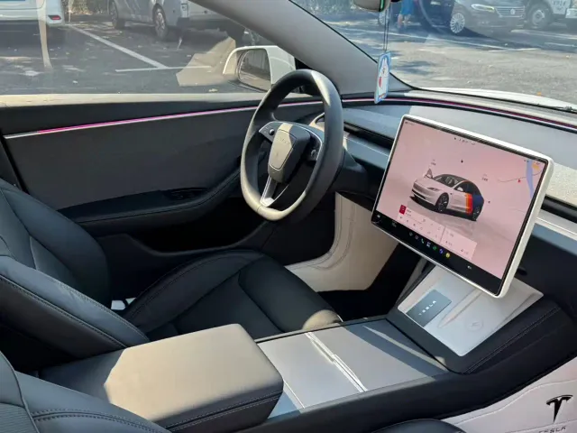 Tesla Model 3 — Фото автомобиля 5