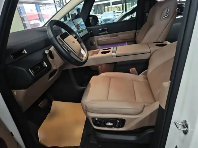 Li Auto MEGA — Фото автомобиля 14