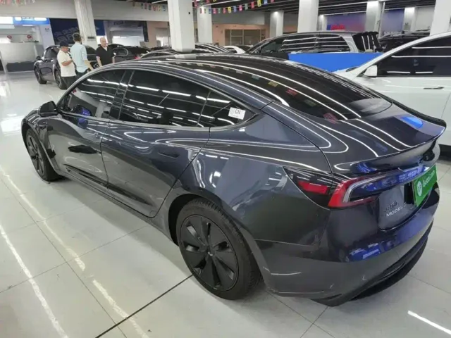 Tesla Model 3 — Фото автомобиля 4
