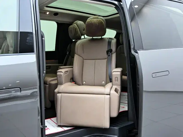 Li Auto MEGA — Фото автомобиля 16