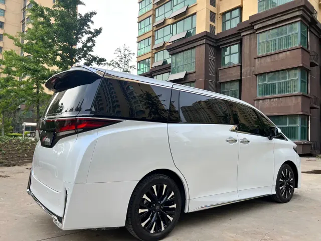 Toyota Vellfire 2025 Crown Hybrid 2.5L Ink Gold Executive Edition — Фото автомобиля 4