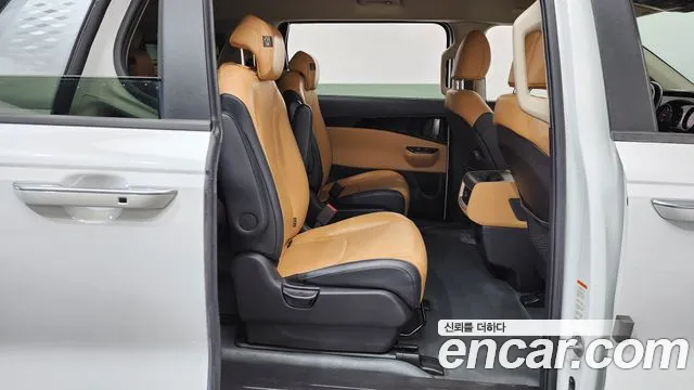 Kia Carnival Generation 4 — Фото автомобиля 12
