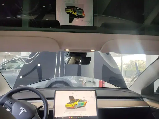 Tesla Model 3 — Фото автомобиля 17