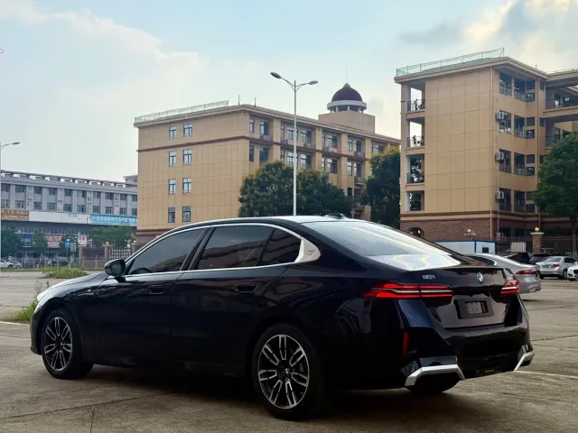 BMW 5 Series — Фото автомобиля 9