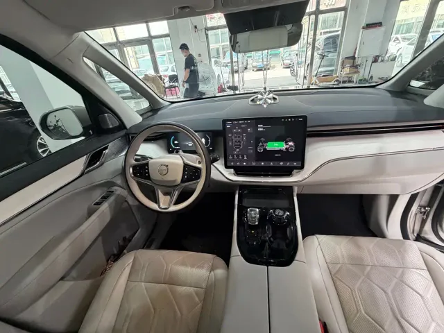 Volvo EM90 — Фото автомобиля 12