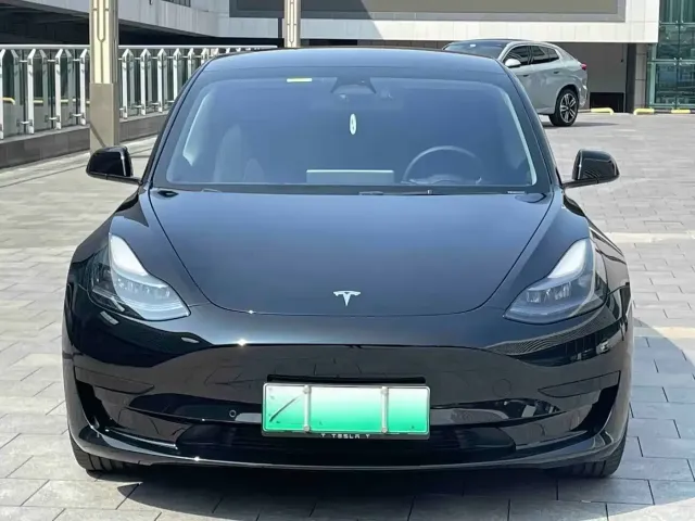Tesla Model 3 — Фото автомобиля 2