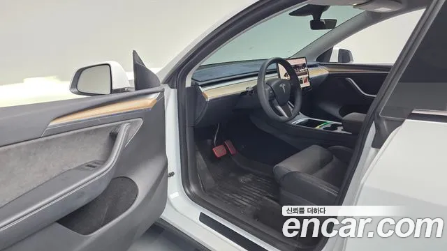 Tesla Model Y — Фото автомобиля 10