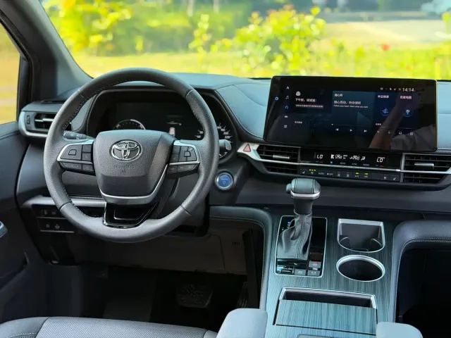 Toyota Sienna — Фото автомобиля 7