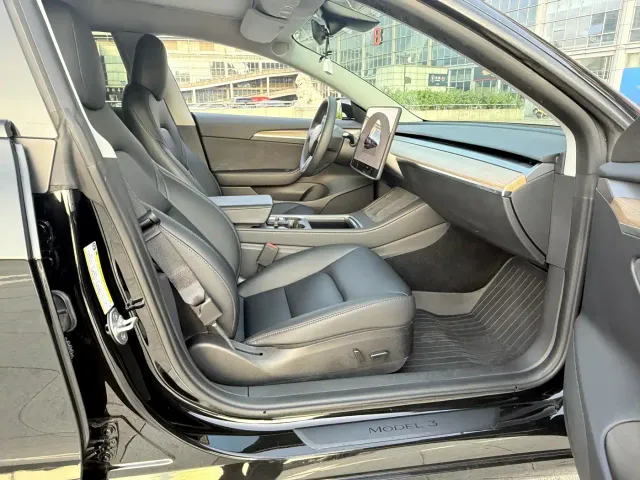 Tesla Model 3 — Фото автомобиля 10