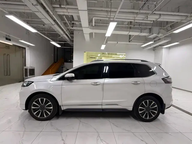 Ford Edge — Фото автомобиля 3