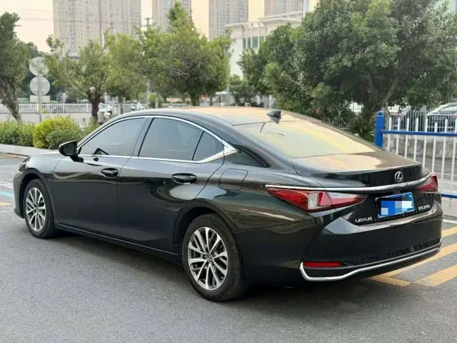 Lexus ES — Фото автомобиля 3