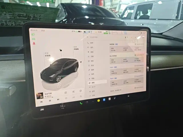 Tesla Model Y — Фото автомобиля 12