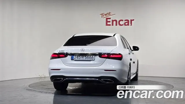 Mercedes-Benz E-Class — Фото автомобиля 4