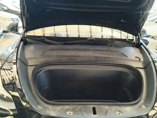 Tesla Model Y — Фото автомобиля 19