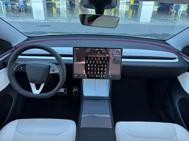 Tesla Model Y — Фото автомобиля 18