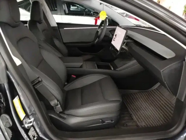 Tesla Model 3 — Фото автомобиля 24