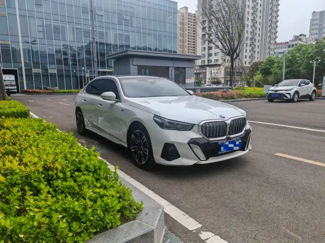 BMW 5 Series — Фото автомобиля 3