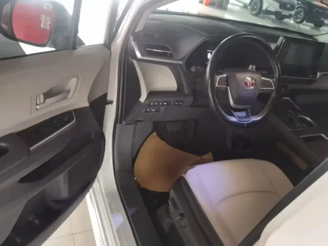 Toyota Sienna — Фото автомобиля 15