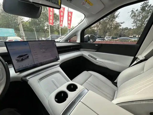 Xpeng X9 — Фото автомобиля 9