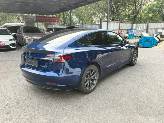 Tesla Model 3 — Фото автомобиля 4