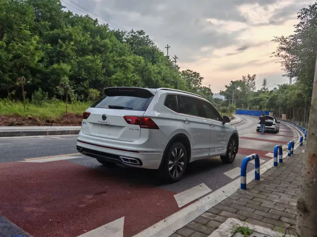 Volkswagen Tiguan L — Фото автомобиля 9