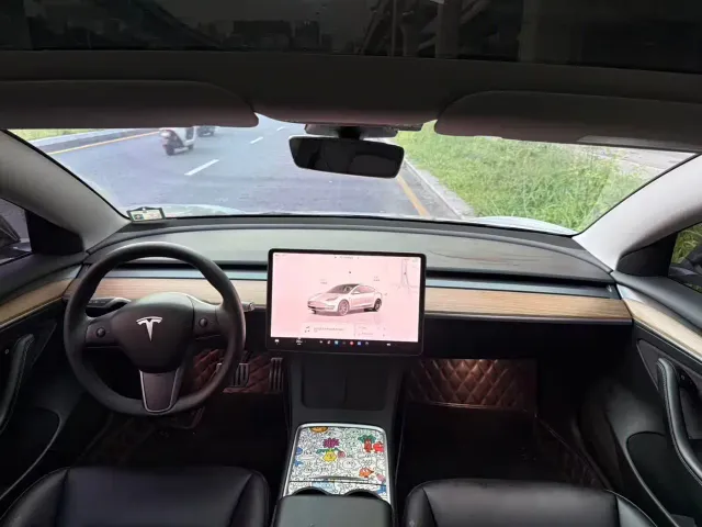 Tesla Model 3 — Фото автомобиля 12