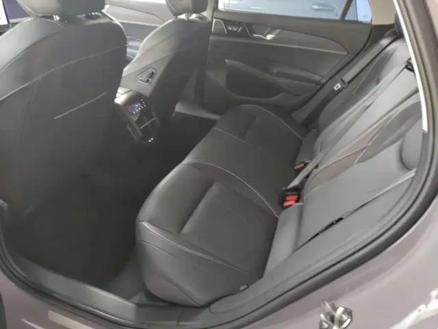 Volkswagen Passat — Фото автомобиля 12