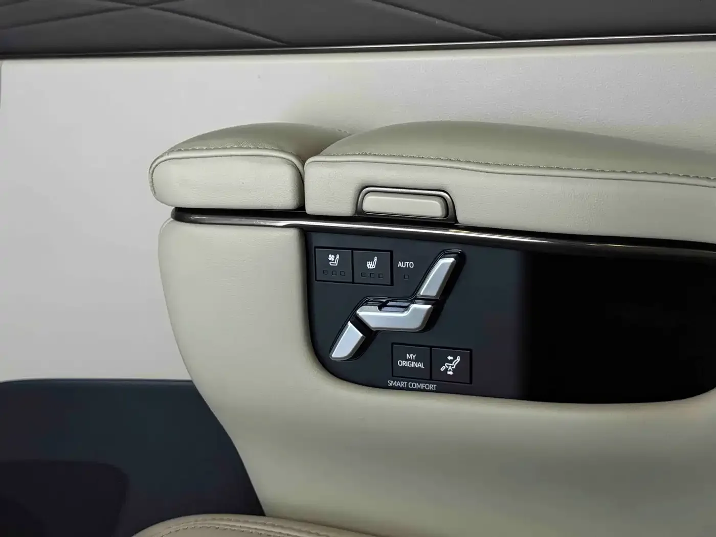 Toyota Alphard 2024 Hybrid 2.5L Ultimate Enjoyment Edition — Фото автомобиля 13