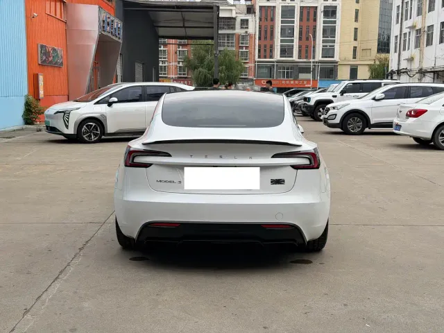 Tesla Model 3 — Фото автомобиля 4