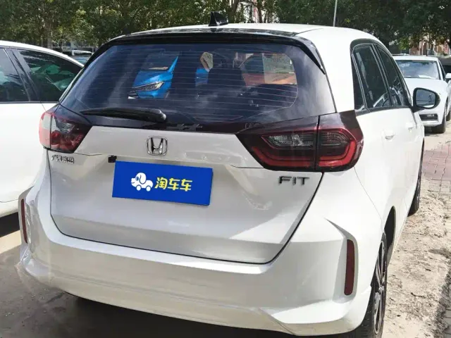 Honda Fit — Фото автомобиля 3