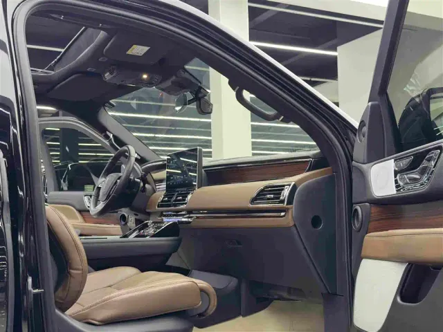 Lincoln Navigator — Фото автомобиля 10