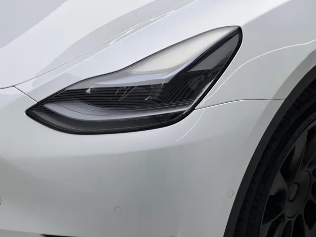 Tesla Model Y — Фото автомобиля 18