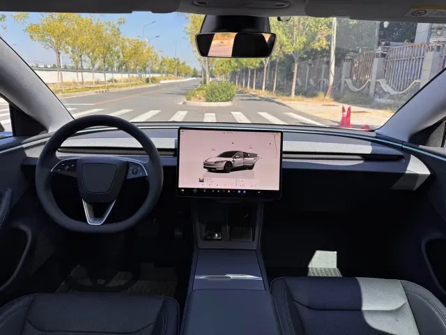 Tesla Model 3 — Фото автомобиля 12