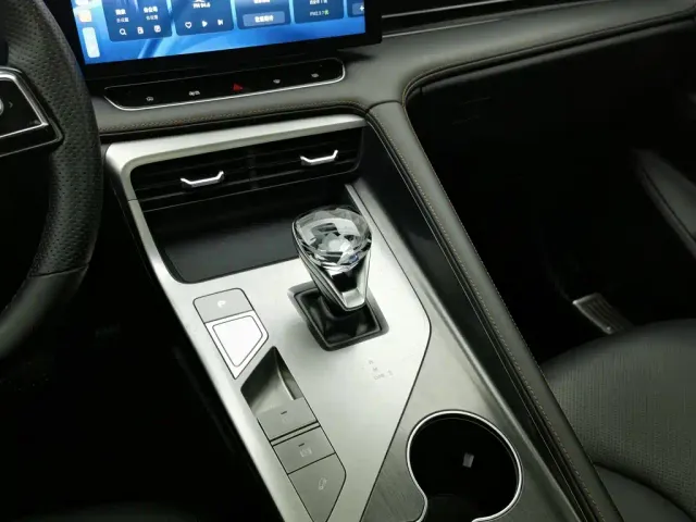 Roewe RX5 — Фото автомобиля 13