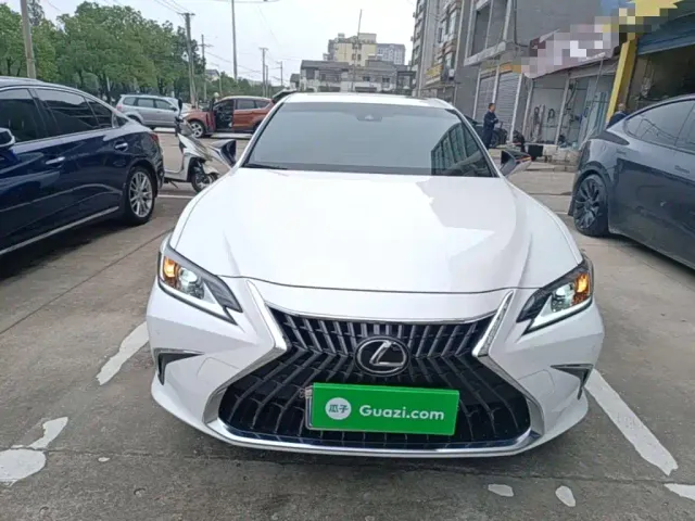 Lexus ES — Фото автомобиля 2