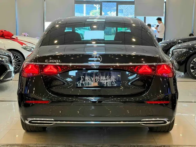Mercedes-Benz E-Class — Фото автомобиля 4