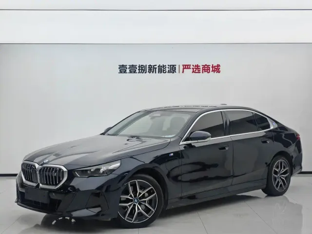 Фотография автомобиля — BMW i5