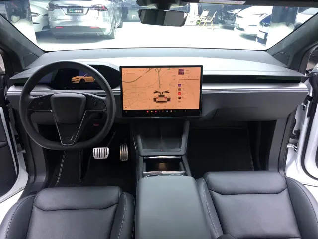 Tesla Model X — Фото автомобиля 15